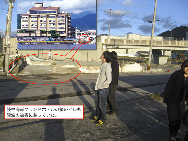 板橋区吹奏楽団 復興支援 物語 写真の左が陸中海岸グランドホテル。右隣のビルのシャッター部分と階段の跡の比較。