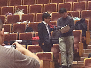 板橋区吹奏楽団　復興支援　物語　式典の打ち合わせをする忍田音楽監督と草なぎマネージャー